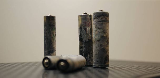 Batteries jetables prêtes à être recyclées et utilisées
  - Photo, image