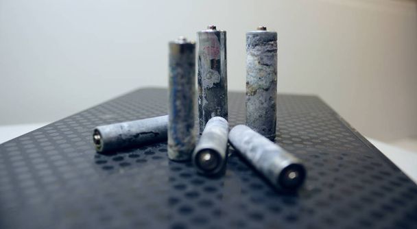 Recyclage des vieilles batteries corrodées
 - Photo, image