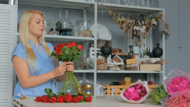 Artista floral profesional trabajando con flores en el estudio - Imágenes, Vídeo