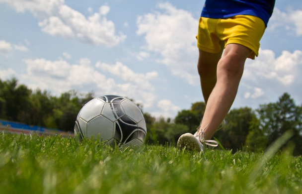 bacaklar topu tekmeleme futbolcu - Fotoğraf, Görsel