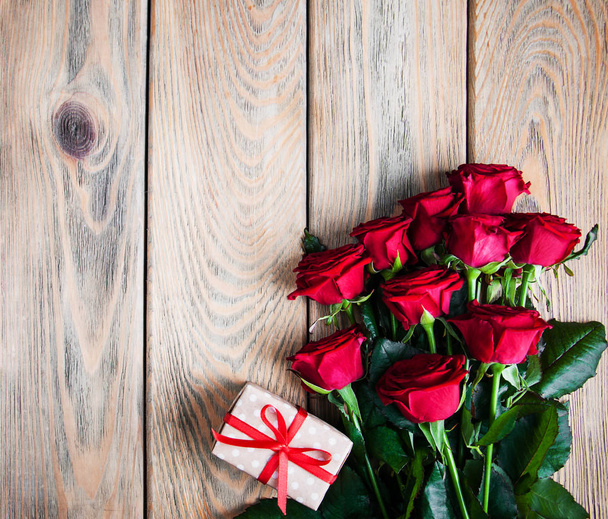 Roses rouges et coffret cadeau
 - Photo, image