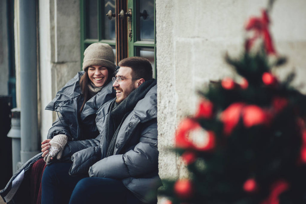 Happy young couple holding hands on winter vacation - Fotografie, Obrázek