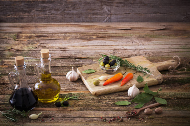 aceite de oliva aromatizado con especias y otros ingredientes
 - Foto, Imagen