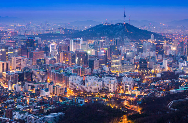 Ciudad de Seúl en Vista nocturna y torre de N Seúl en Seúl, Corea del Sur
 - Foto, Imagen