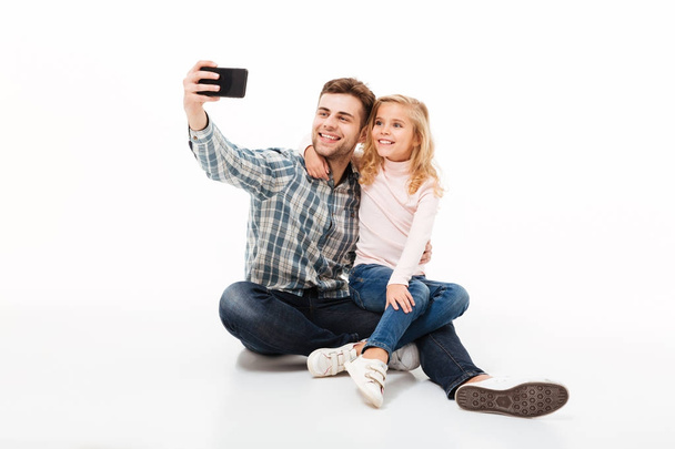 Portrait of a smiling father and his little daughter - Foto, imagen