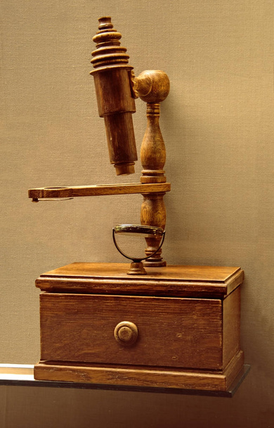 Antico microscopio in legno
 - Foto, immagini
