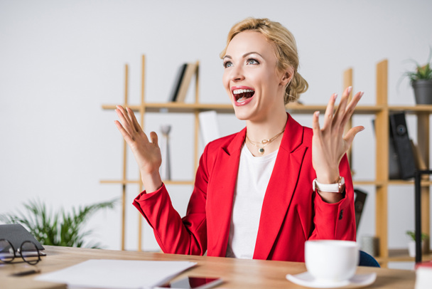 portrét šťastný podnikatelka sedí na pracovišti - Fotografie, Obrázek