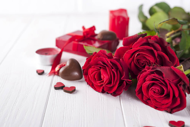 Όμορφο κόκκινο τριαντάφυλλο και σκούρα σοκολάτα για την ημέρα βαλεντίνων για την ημέρα του Αγίου Βαλεντίνου - Φωτογραφία, εικόνα