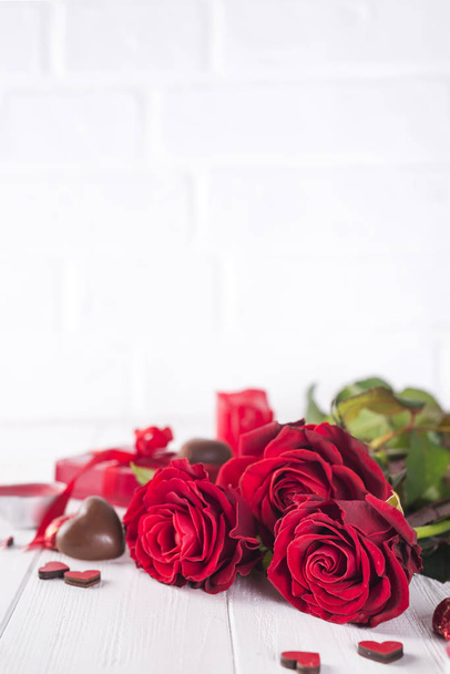 Hermosa rosa roja y chocolate negro para San Valentín
 - Foto, Imagen