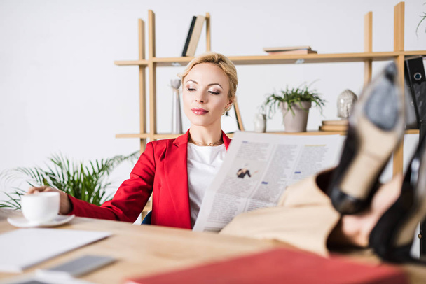 portrait of businesswoman with newspaper at workplace - Foto, Imagem