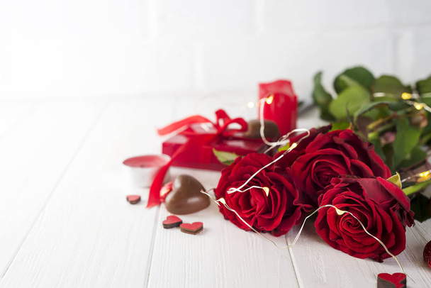 червоні троянди і шоколадні цукерки на день Святого Валентина - Фото, зображення