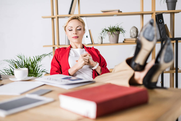 привлекательная деловая женщина отдыхает на рабочем месте в офисе
 - Фото, изображение