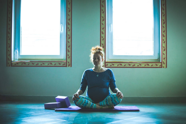 rousse tête enceinte jeune femme en cours de yoga intérieur
 - Photo, image