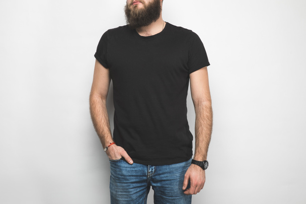 recortado tiro de hombre en negro camiseta aislado en blanco
 - Foto, Imagen