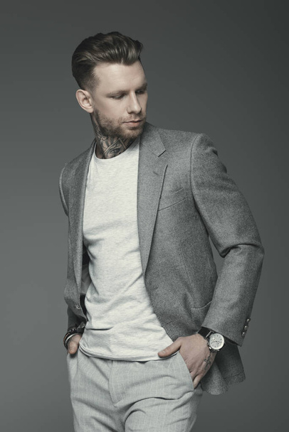 hezký tetování podnikatel v šedém obleku, izolované Grey - Fotografie, Obrázek