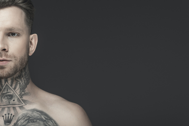 cropped view of young shirtless tattooed man, isolated on grey - Fotografie, Obrázek