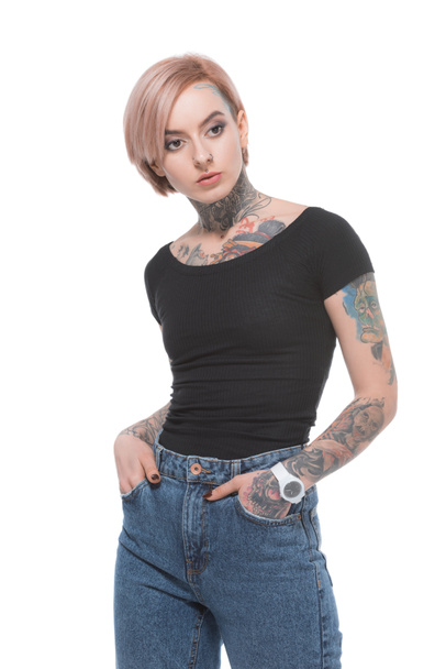 приваблива татуйована дівчина в повсякденному одязі, ізольована на білому
 - Фото, зображення