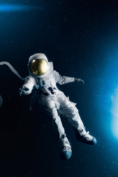 Astronauta che esplora lo spazio - Foto, immagini