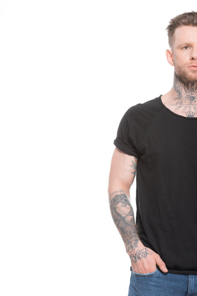 media vista del hombre guapo tatuado en ropa casual, aislado en blanco
 - Foto, Imagen