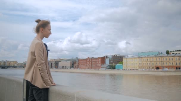 Młoda kobieta, patrząc na historyczną część miasta - Materiał filmowy, wideo