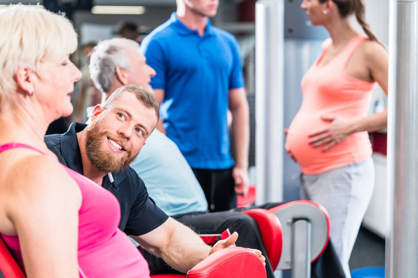 Grup üst düzey kadın hamile kadın spor salonunda egzersiz ile - Fotoğraf, Görsel