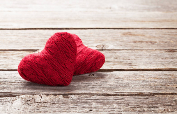 Dia dos Namorados cartão de saudação com corações decorativos vermelhos na mesa de madeira. Com espaço
 - Foto, Imagem