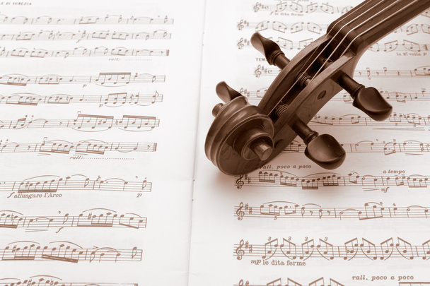 Винтажная скрипичная шея поверх нот
 - Фото, изображение