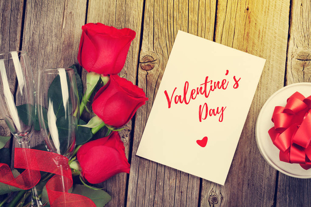 Открытки на день Святого Валентина, подарочная коробка и красные розы на деревянном столе. Вид сверху с пространством для копирования
 - Фото, изображение