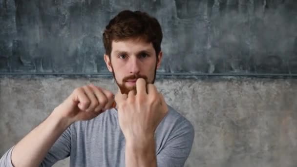 Hombre mostrando lentamente el dedo medio signo de mierda
 - Metraje, vídeo