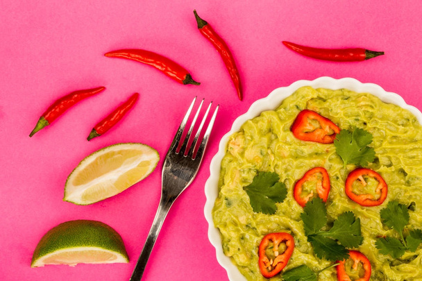 Vegetarian Mexican Style Guacomole Food Dip With Red Chillies - Foto, Imagen