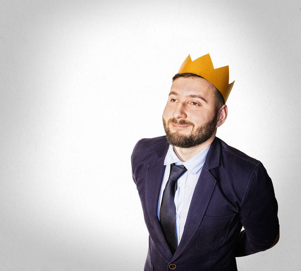 Il concetto di leadership, eccellenza. Ritratto di un uomo sorridente con una corona d'oro sulla testa
. - Foto, immagini