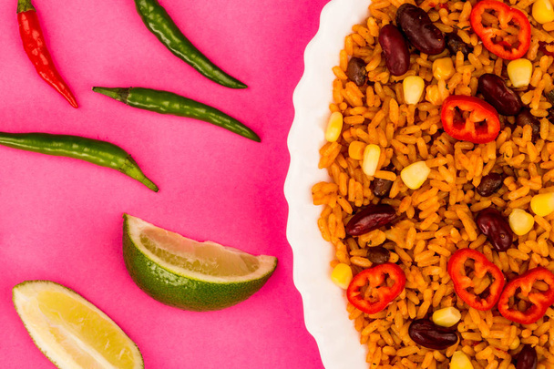 Mexický styl pikantní rýže s červeným chilli a fazole - Fotografie, Obrázek