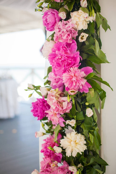 Elegante decoración de flores en la mesa en el restaurante para un par
 - Foto, imagen