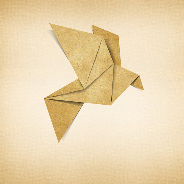 再生紙から作られた折り紙の鳥 - 写真・画像