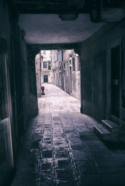 Dark italian urban narrow street and tunnel - Foto, immagini