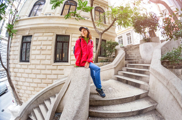 nainen turisti epätavallinen portaikko Istanbulissa
 - Valokuva, kuva