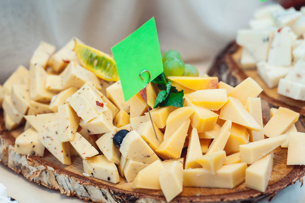 säilykkeitä sisältävä juusto puulevyllä
 - Valokuva, kuva