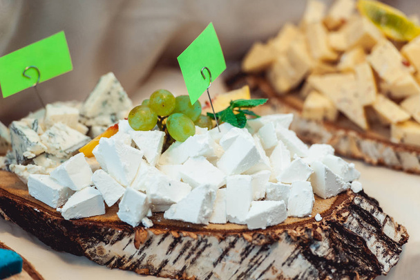 фарширований сир на дерев'яній дошці
 - Фото, зображення