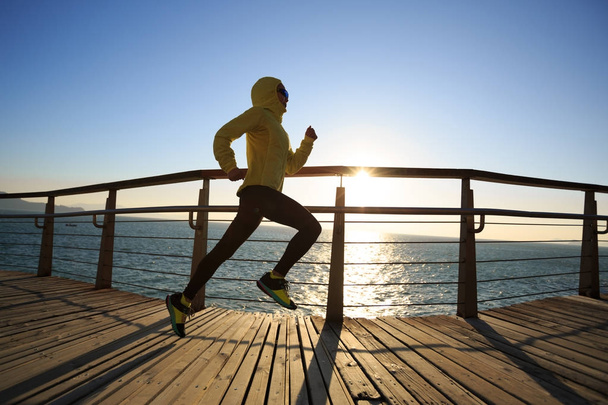 sport femminile jogger mattina esercizio sul lungomare durante l'alba
 - Foto, immagini