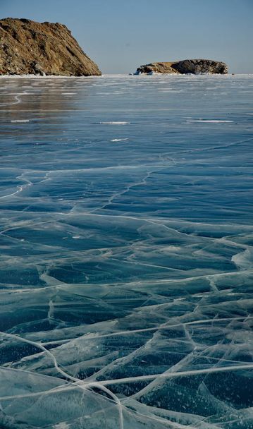 A Rússia. A Sibéria Oriental. Incrível a transparência do gelo do lago Baikal devido à falta de neve e frio extremo no inverno
. - Foto, Imagem