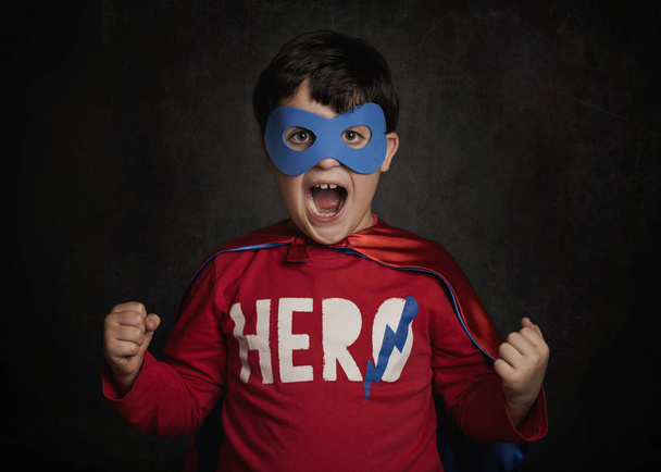 Criança feliz jogando super-herói
 - Foto, Imagem