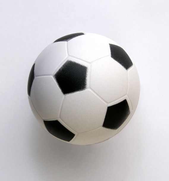 Kleine voetbal op witte achtergrond close-up. - Foto, afbeelding