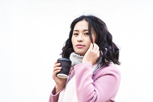 Ázsiai nő gazdaság papír csésze forró itallal - Fotó, kép