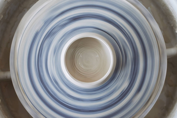 Tigela de barro branco cru em uma roda de cerâmica
 - Foto, Imagem