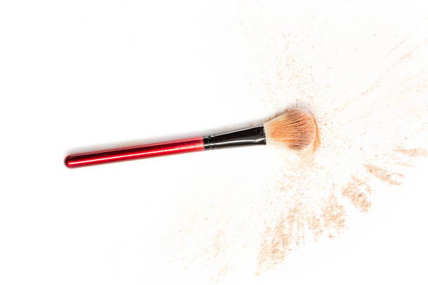 Close-up of crushed mineral shimmer powder golden color with makeup brush - Fotoğraf, Görsel