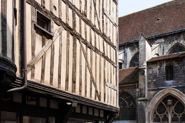 Fachwerkhaus und Kirchenmauer in Troyes - Foto, Bild