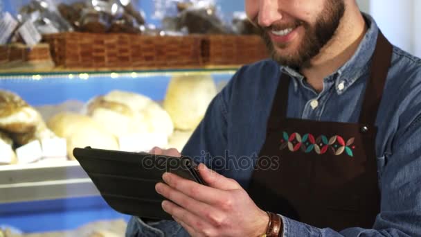 Dijital tablet pastanede çalışıyor kullanarak bir erkek baker, yakın kırpılmış - Video, Çekim