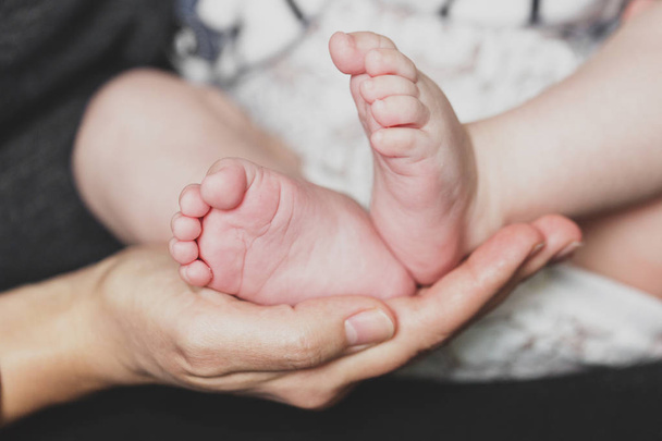 Baby voeten in de hand - Foto, afbeelding
