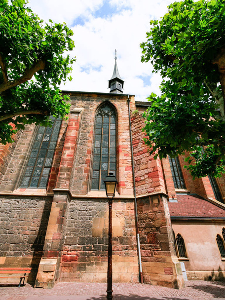 vista lateral de la iglesia dominicana en la ciudad de Colmar
 - Foto, Imagen