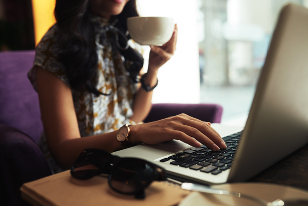 Kahve içme ve Restoran içinde laptop ile çalışan kadın - Fotoğraf, Görsel